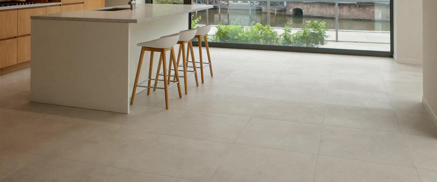 PVC tegels in betonlook in een open keuken van een appartement